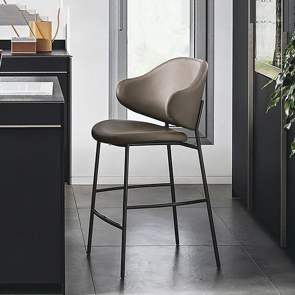 Holly, Calligaris.      .       .