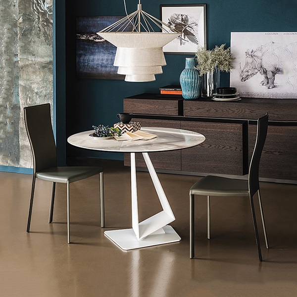 �������� Roger, Cattelan. �������� ���������� �������� ���� � ������� ������ � ������ ����.