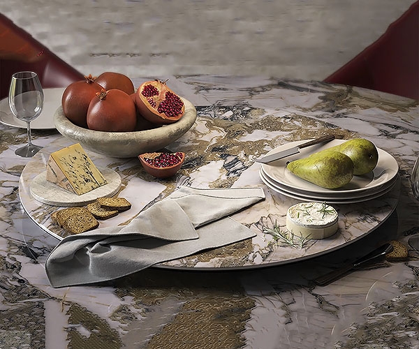 Lazy Susan, Cattelan.     .