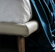  Adam.  Cattelan, .   ,      .   