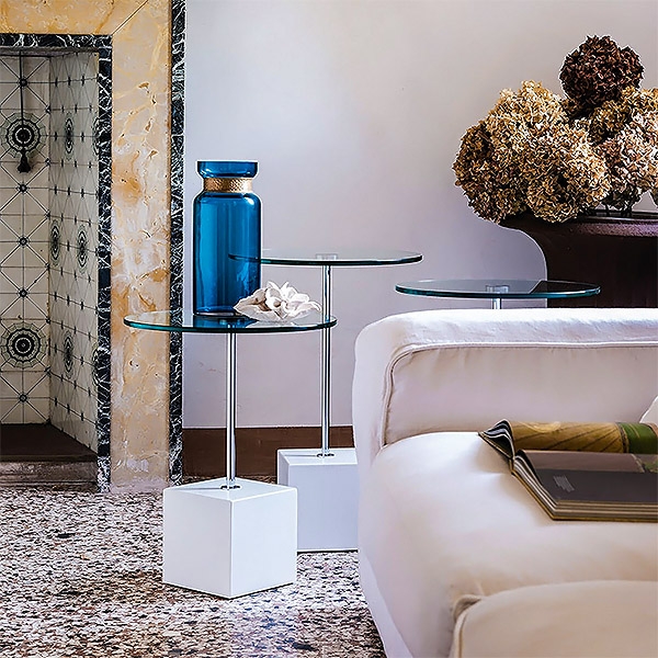 Axo, Cattelan.         ,  .