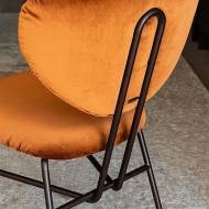  Chloe.  Cattelan, .     ,   ,   .  