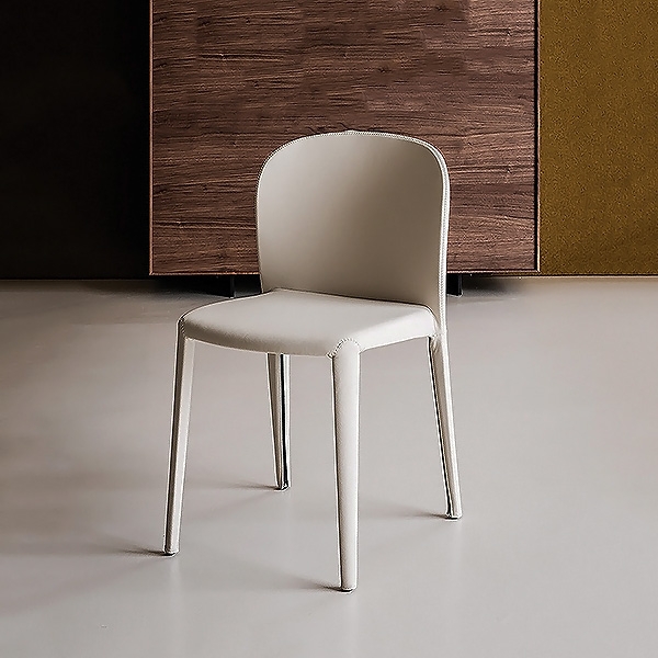 Daisy, Cattelan.        ,      .