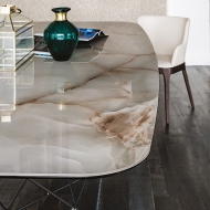 Gordon.  Cattelan, .        ,   .  