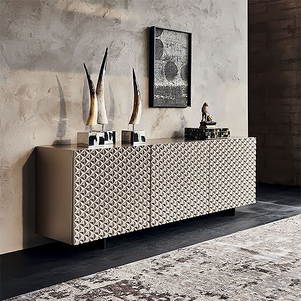 Royalton, Cattelan.       ,   .