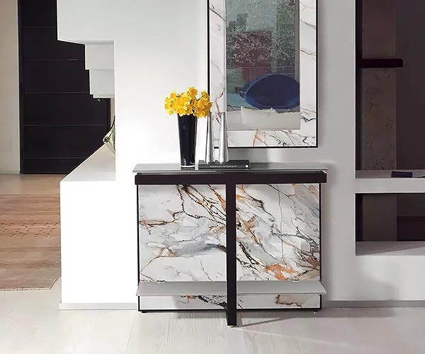 Manta, Antonello. Ìîäåðíà èòàëèàíñêà êîíçîëà ñ ìåòàëíà ðàìêà è ñòúêëåíè ðàôòîâå.