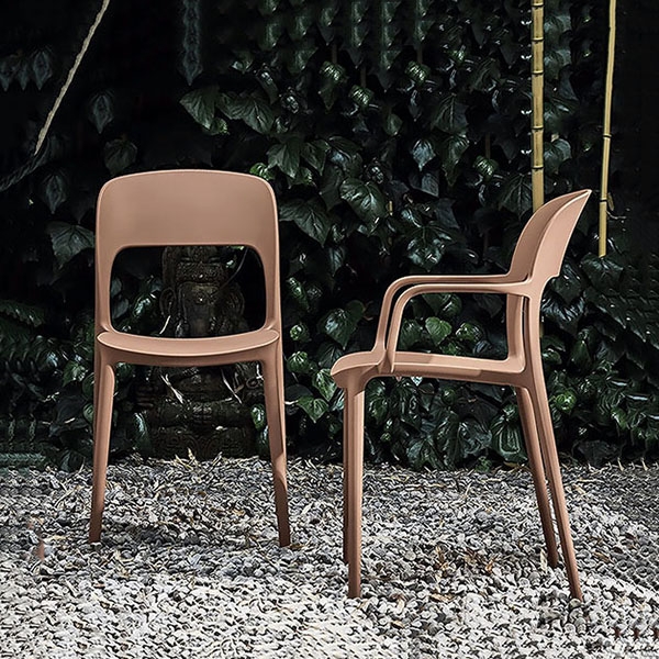 Gipsy, Bontempi. Ìîäåðåí èòàëèàíñêè ñòîë, ïîäõîäÿù çà óïîòðåáà íà îòêðèòî. Ñòðóêòóðà îò ïîëèïðîïèëåí è ôèáðîñòúêëî.