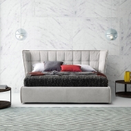 Ìîäåë Aspen. Le Comfort, Èòàëèÿ. Ìîäåðíà èòàëèàíñêà ñïàëíÿ ñ òàïèöåðèÿ è êîíòåéíåð çà ñúõðàíåíèå. Ëóêñîçíè èòàëèàíñêè ìåáåëè çà