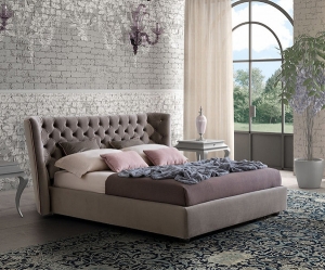 София Caravaggio, LeComfort. Класическа италианска спалня с капитонирана табла, с изцяло сваляща се тапицерия.