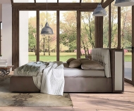 Ìîäåë Donovan. Le Comfort, Èòàëèÿ. Ìîäåðíà èòàëèàíñêà ñïàëíÿ ñ èçöÿëî ñâàëÿùà ñå òàïèöåðèÿ è êîíòåéíåð çà ñúõðàíåíèå. Ëóêñîçíî è