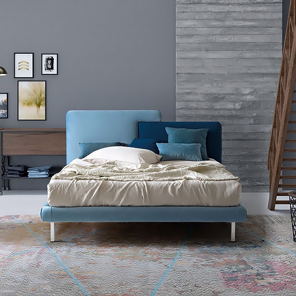 Together, Le Comfort. Ìîäåðíà èòàëèàíñêà ñïàëíÿ ñ òàïèöåðèÿ è àñèìåòðè÷íà òàáëà.