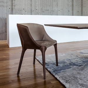 кухни от масив Goldie, Arketipo. Модерен италиански стол за трапезария със структура от масив и кожена тапицерия.