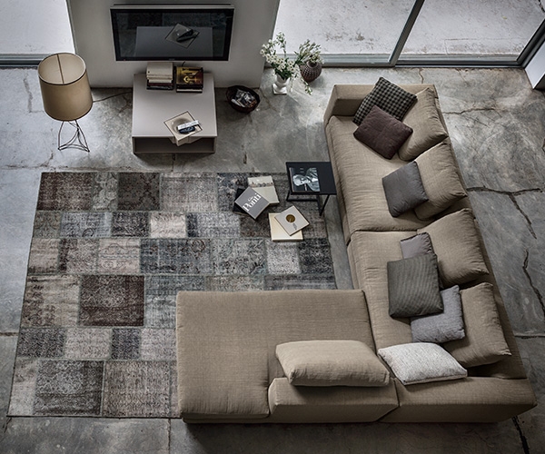 Marea, Arketipo. Луксозен италиански диван със структура от масив и тапицерия от текстил или кожа.
