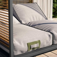 Модерно италианско градинско легло със структура от алуминий и тиково дърво, модел Alcova. Производител Atmosphera, Италия. 