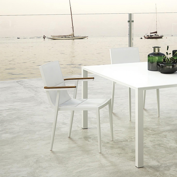 Domino, Atmosphera. Модерни италиански столове за градина с алуминиева рамка и подлакътници от тиково дърво.
