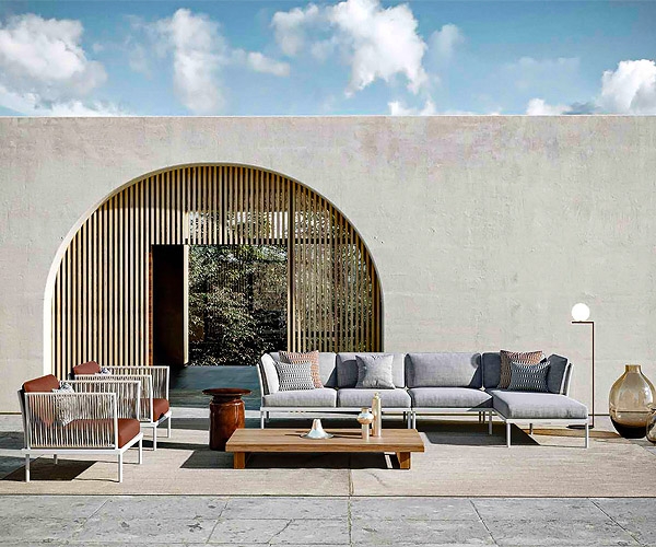 Колекция Flash, Atmosphera. Луксозна модулна мека мебел за градина с разнообразни елементи - дивани, кресла, лежанки, табуретки.