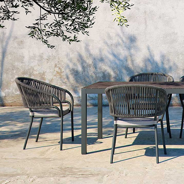 Колекция Pleasure, AtmospheraЛуксозни италиански градински столове и бар столове с алуминиева рамка и разнообразни цветове.