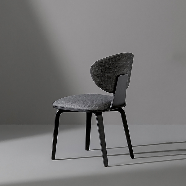 Olos, Bonaldo. Ìîäåðåí èòàëèàíñêè ñòîë çà òðàïåçàðèÿ ñ ïîäëàêúòíèöè è êîæåíà èëè òåêñòèëíà òàïèöåðèÿ.