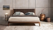 Модел Honeymoon. Производител Bonaldo, Италия. Модерна италианска спалня с тапицирана с кожа табла и масивна рамка. Луксозни ита