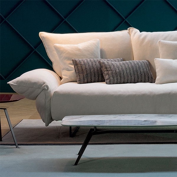 Модел Madame C. Производител Bonaldo, Италия. Модерен италиански диван с тапицерия от кожа или текстил. Луксозна италианска мека