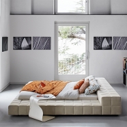 Модел Squaring. Производител Bonaldo, Италия. Луксозна, изцяло тапицирана италианска спалня с капитонирана дамаска. Модерни итал