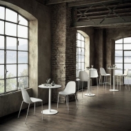Модерна маса с кръгъл или квадратен плот, модел Club. Производител Bontempi, Италия.