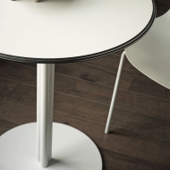 Модерна маса с кръгъл или квадратен плот, модел Club. Производител Bontempi, Италия.