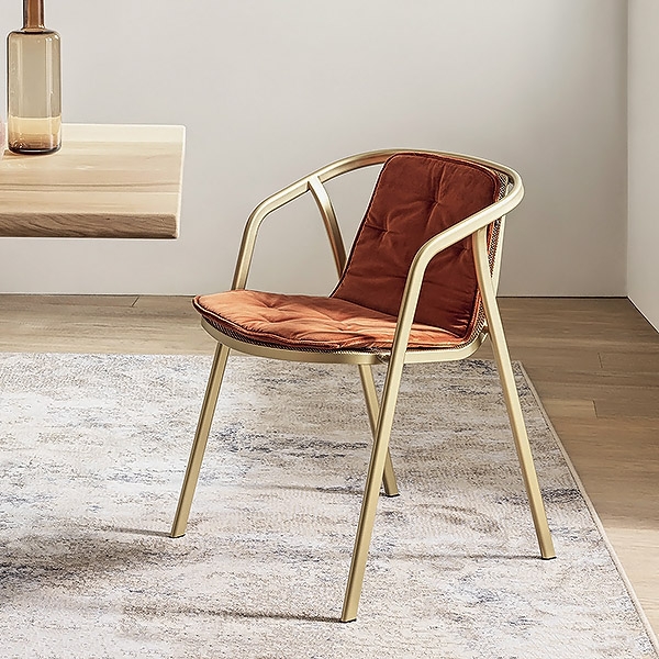 Ines, Bontempi. Ëóêñîçåí èòàëèàíñêè ñòîë ñ ðàìêà îò ëàêèðàí ìåòàë. Áîãàòî ðàçíîîáðàçèå îò öâåòîâå.