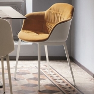 Модерен тапициран трапезен стол с няколко варианта за основата, модел Mood Covered. Производител Bontempi, Италия.