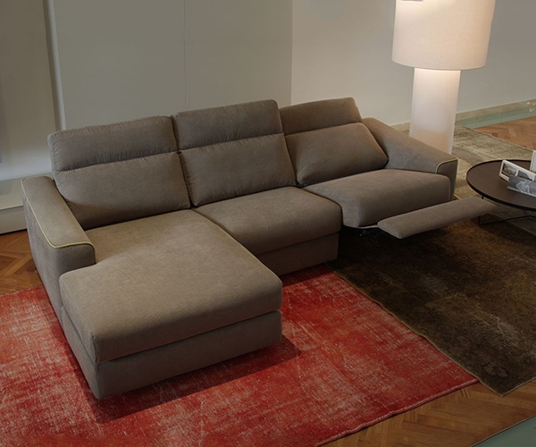 Marlon, Calia. Луксозен италиански диван с релакс механизъм и тапицерия от текстил или микрофибър.