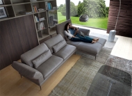 Модерен италиански модулен диван, с релакс механизъм позволяващ регулирането на позицията на облегалката, модел Paride. Производ