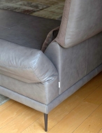 Модерен италиански модулен диван, с релакс механизъм позволяващ регулирането на позицията на облегалката, модел Paride. Производ