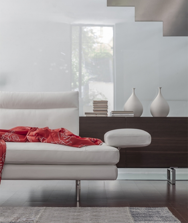 Модел Toby Wing. Производител Calia, Италия. Луксозен италиански диван с релакс механизми и кожена или текстилна тапицерия. Лукс