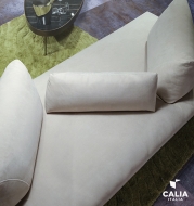 Модел Gianduiotto. Производител Calia, Италия. Луксозен италиански диван с кожена или текстилна тапицерия. Модерна италианска ме