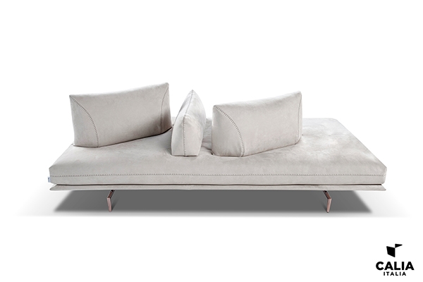 Модел Gianduiotto. Производител Calia, Италия. Луксозен италиански диван с кожена или текстилна тапицерия. Модерна италианска ме