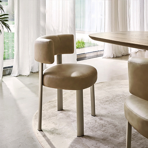 Glen, Calligaris. Äèçàéíåðñêè ñòîë çà òðàïåçàðèÿ ñ òàïèöåðèÿ îò êîæà èëè òåêñòèë.