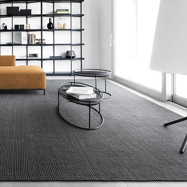 Луксозен италиански ръчно изтъкан килим, изработен от 100% вълна, модел Conrad. Производител - Calligaris, Италия.