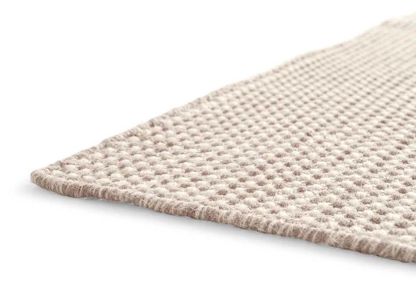 Луксозен италиански ръчно изтъкан килим, изработен от 100% вълна, модел Conrad. Производител - Calligaris, Италия.