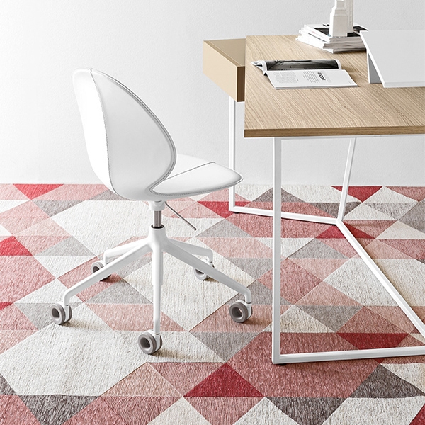 Модерен италиански жакардов килим с геометрични декорации, модел Esagono. Производител - Calligaris, Италия.