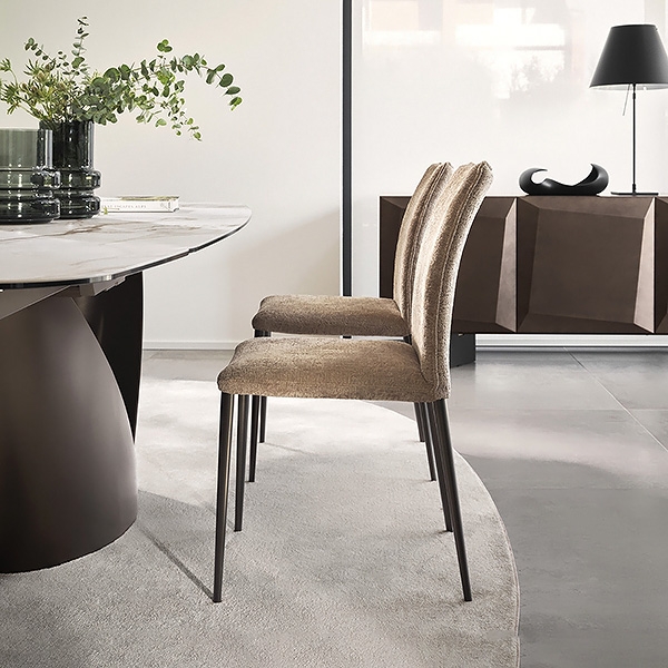 Fay, Calligaris. Ìîäåðåí èòàëèàíñêè ñòîë çà òðàïåçàðèÿ ñ òåêñòèëíà òàïèöåðèÿ.