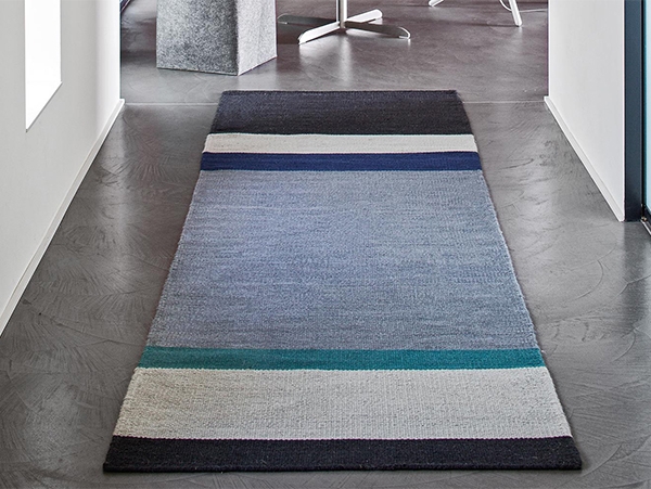 Модерен италиански ръчно тъкан килим с разнообразни цветове, модел Follower. Производител - Calligaris, Италия.