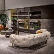 Модел Atenae. Производител Cantori, Италия. Луксозен италиански, ръчно капитониран диван.