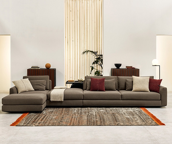 Ellington , Horm. Луксозен италиански модулен диван с кожена или текстилна тапицерия.