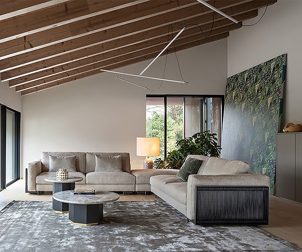 Leonard, Flexteam. Модерен италиански диван със структура от масив и кожена или текстилна тапицерия.