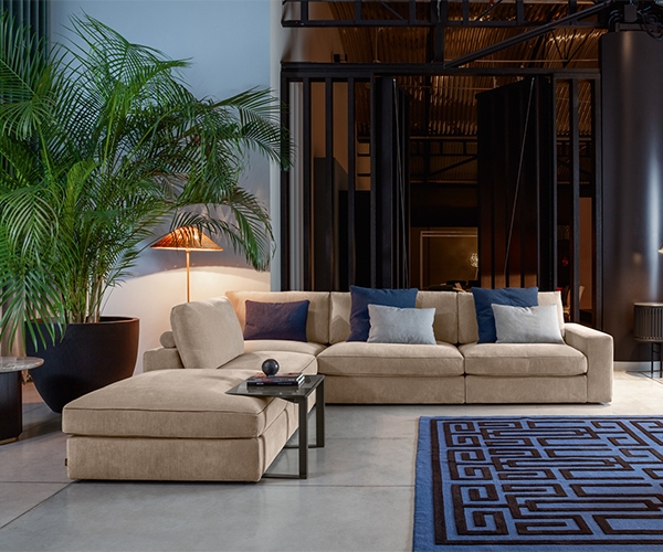 Extra Norman, Flexteam. Модерен италиански диван със структура от масив и кожена или текстилна тапицерия.