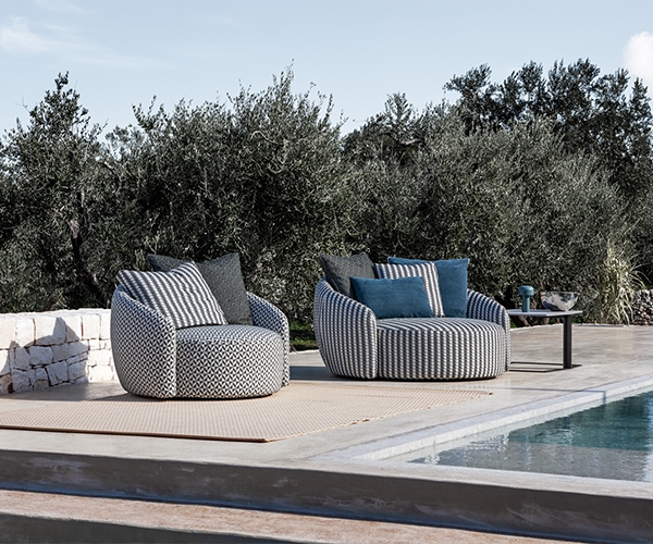 Globe, Flexteam. Луксозно италианско градинско кресло с висококачествена текстилна тапицерия, подходяща за употреба на открито.
