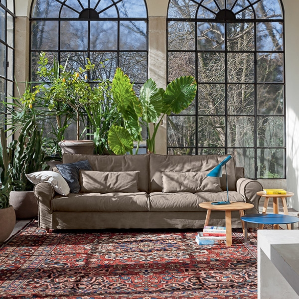 Henry, Flexteam. Модерен италиански диван със структура от масив и текстилна или кожена тапицерия.
