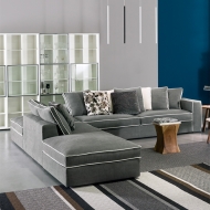 Модел Madison. Производител Flexteam, Италия. Модерен италиански диван с текстилна или кожена тапицерия с контрастни шевове. Лук