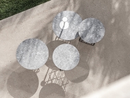 Луксозни италиански маси за градина с кръгъл мраморен плот и метална основа, модел Mesh. Производител Flexteam, Италия.