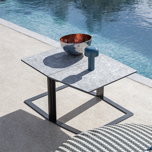 Tablet, Flexteam. Луксозна италианска помощна маса за градина с метална рамка и мраморен плот.